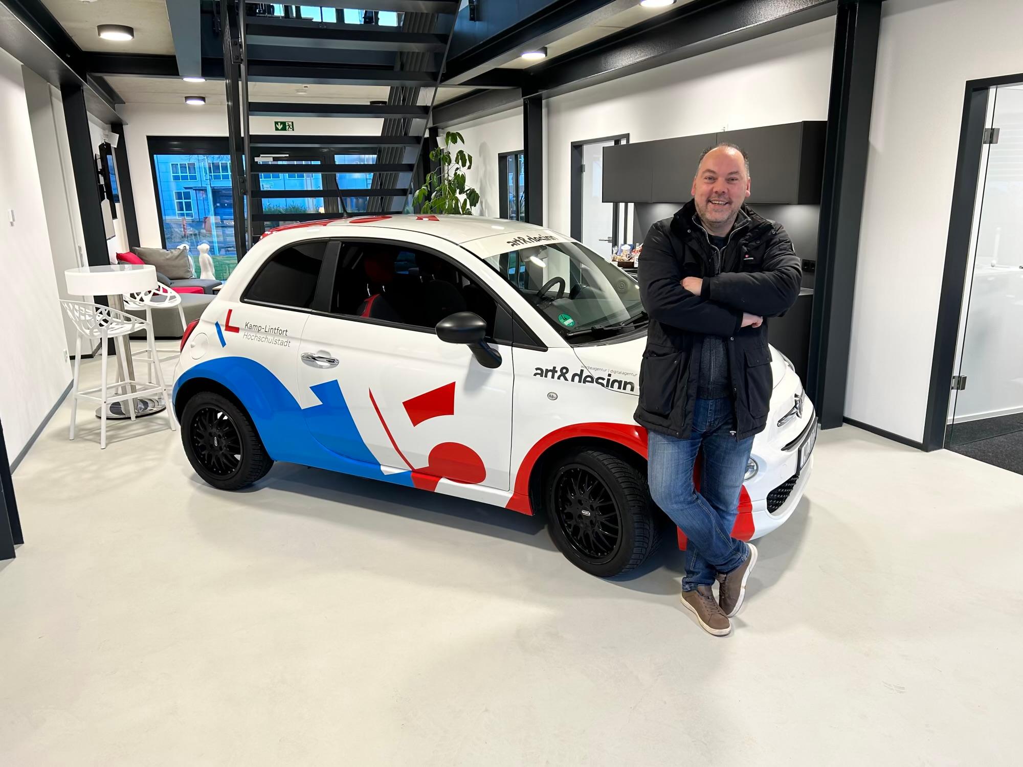 Stephan Büschken vor dem 75 Jahre Kamp-Lintfort Fiat.