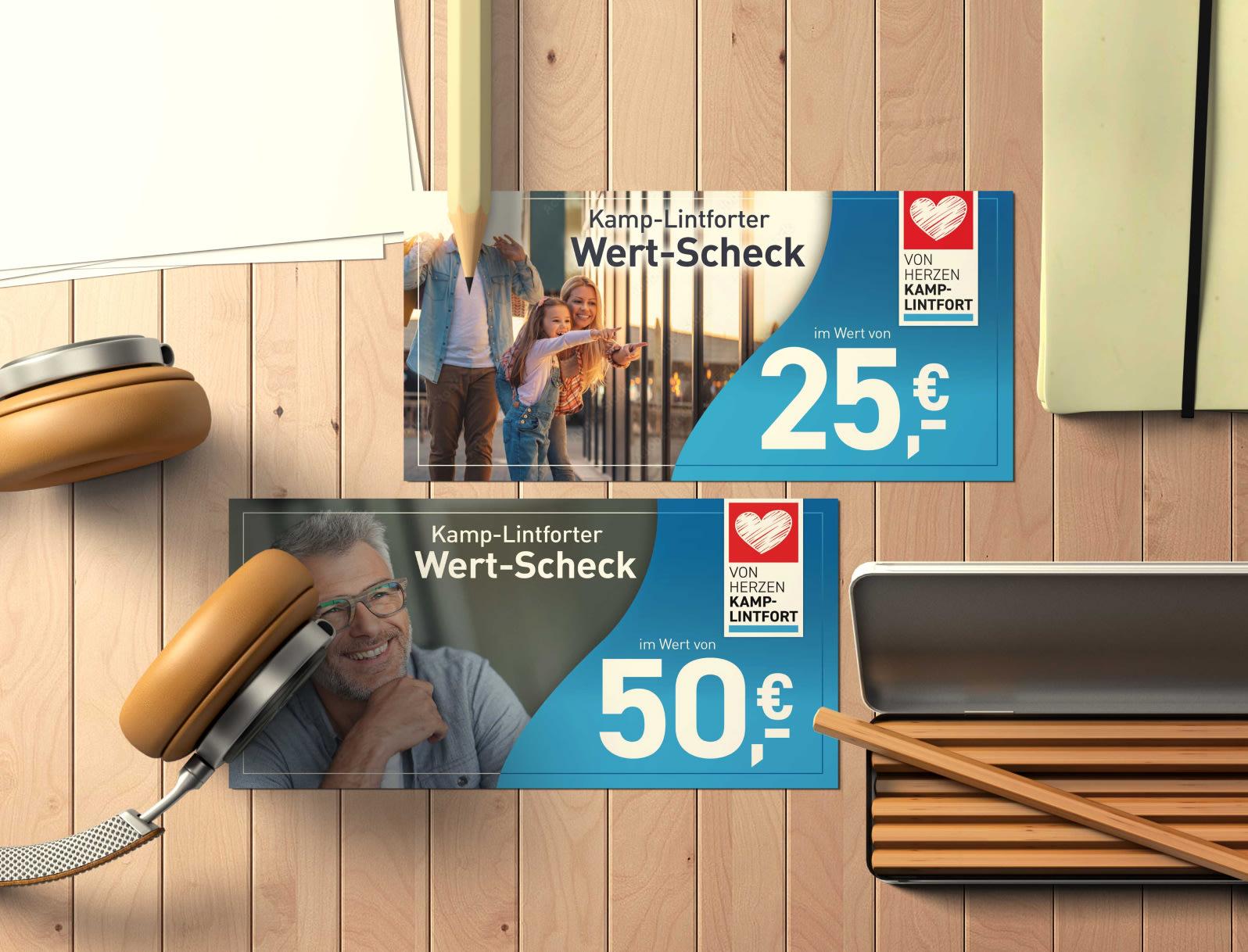 Wertschecks auf einem Schreibtisch